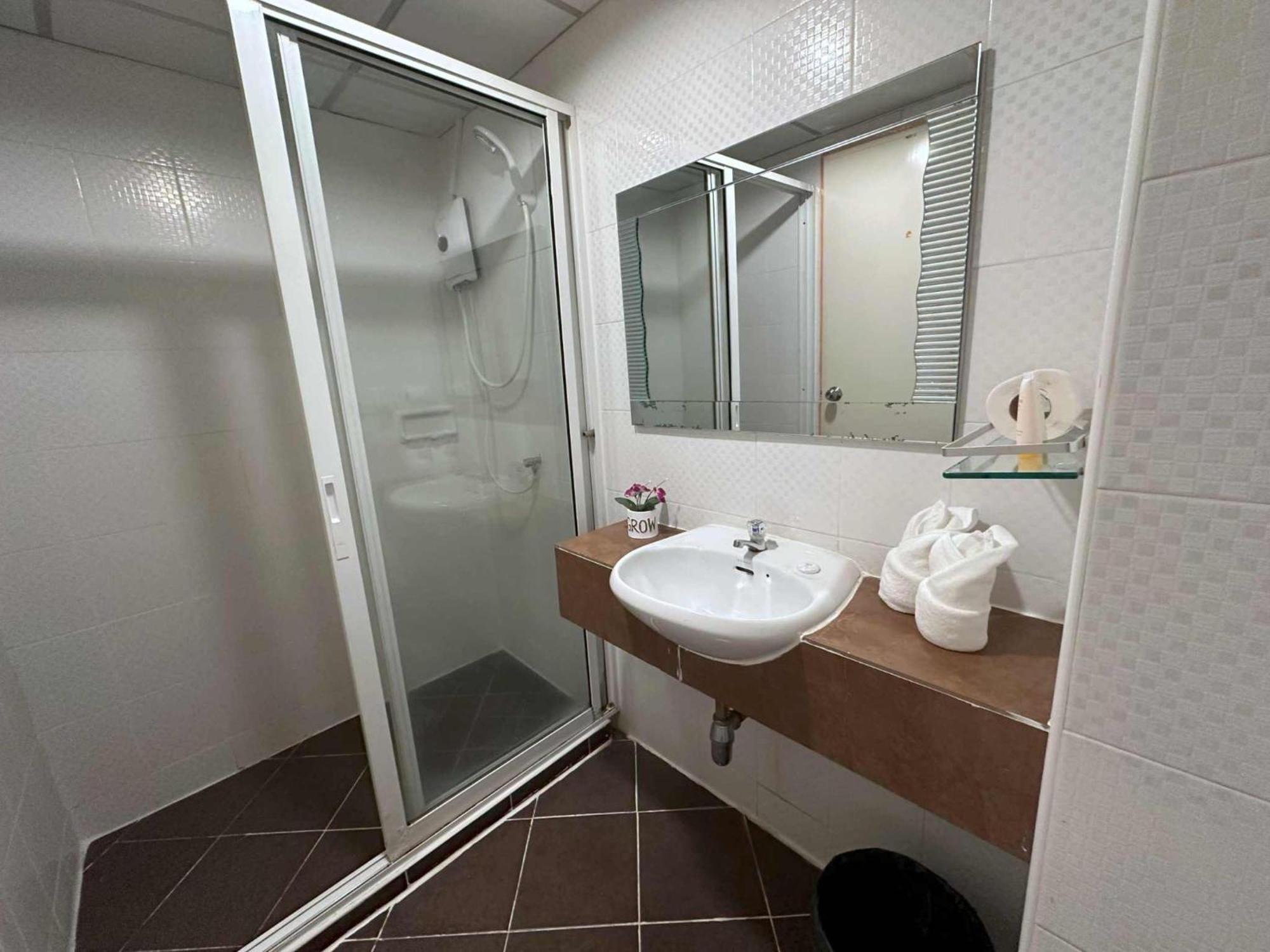 Aryan Suites Hotel Bangkok Bagian luar foto
