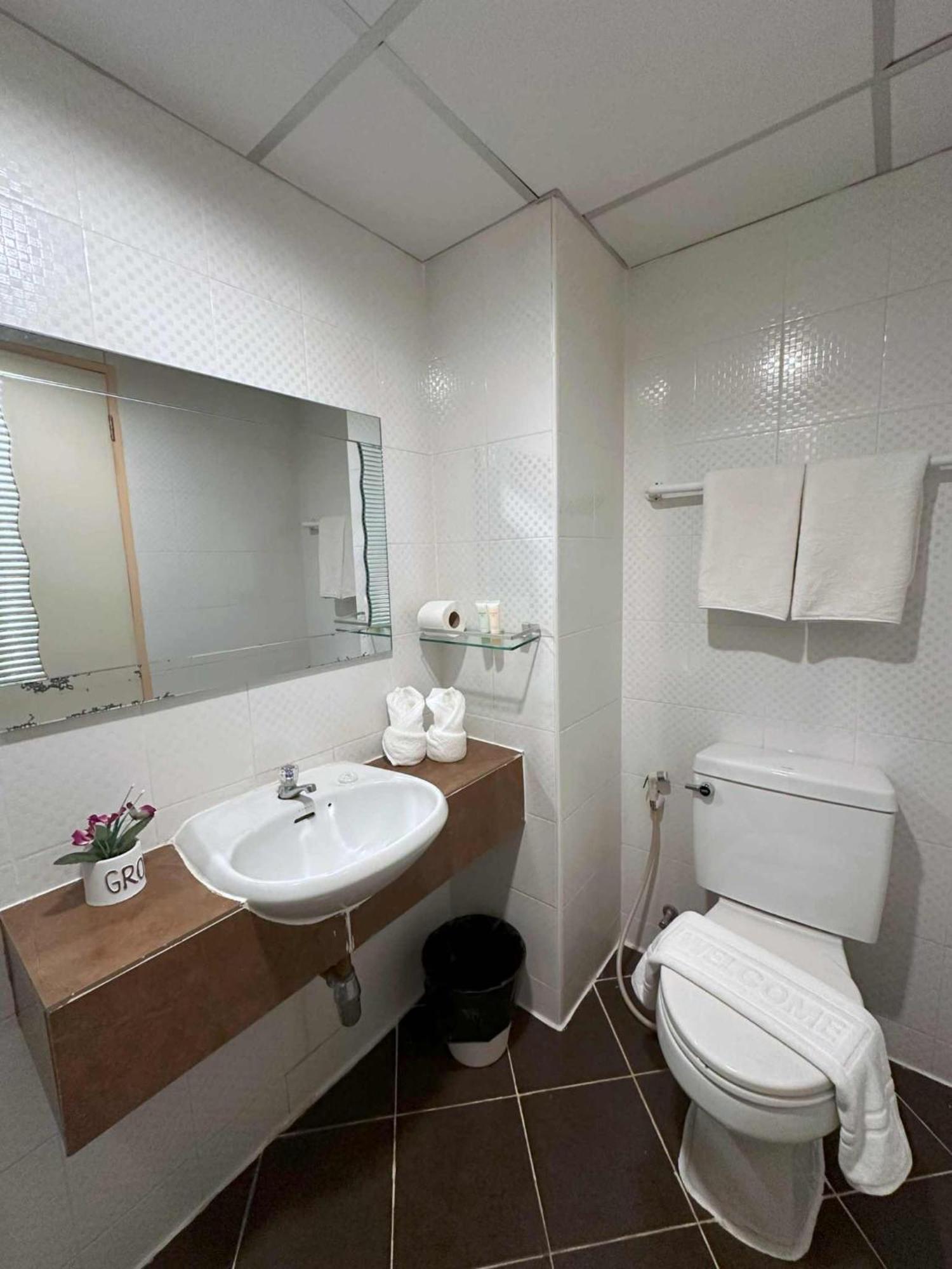Aryan Suites Hotel Bangkok Bagian luar foto