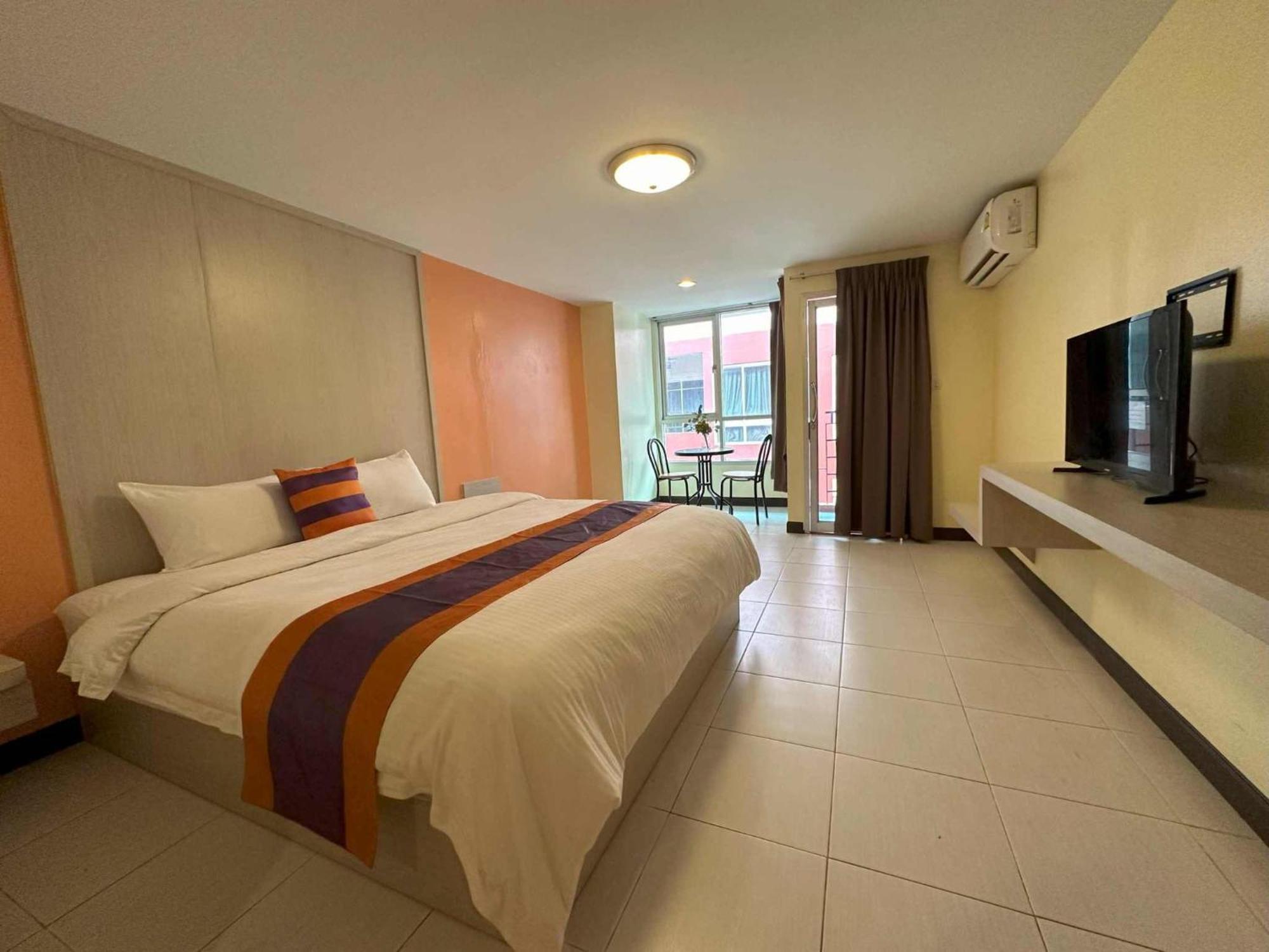 Aryan Suites Hotel Bangkok Bagian luar foto