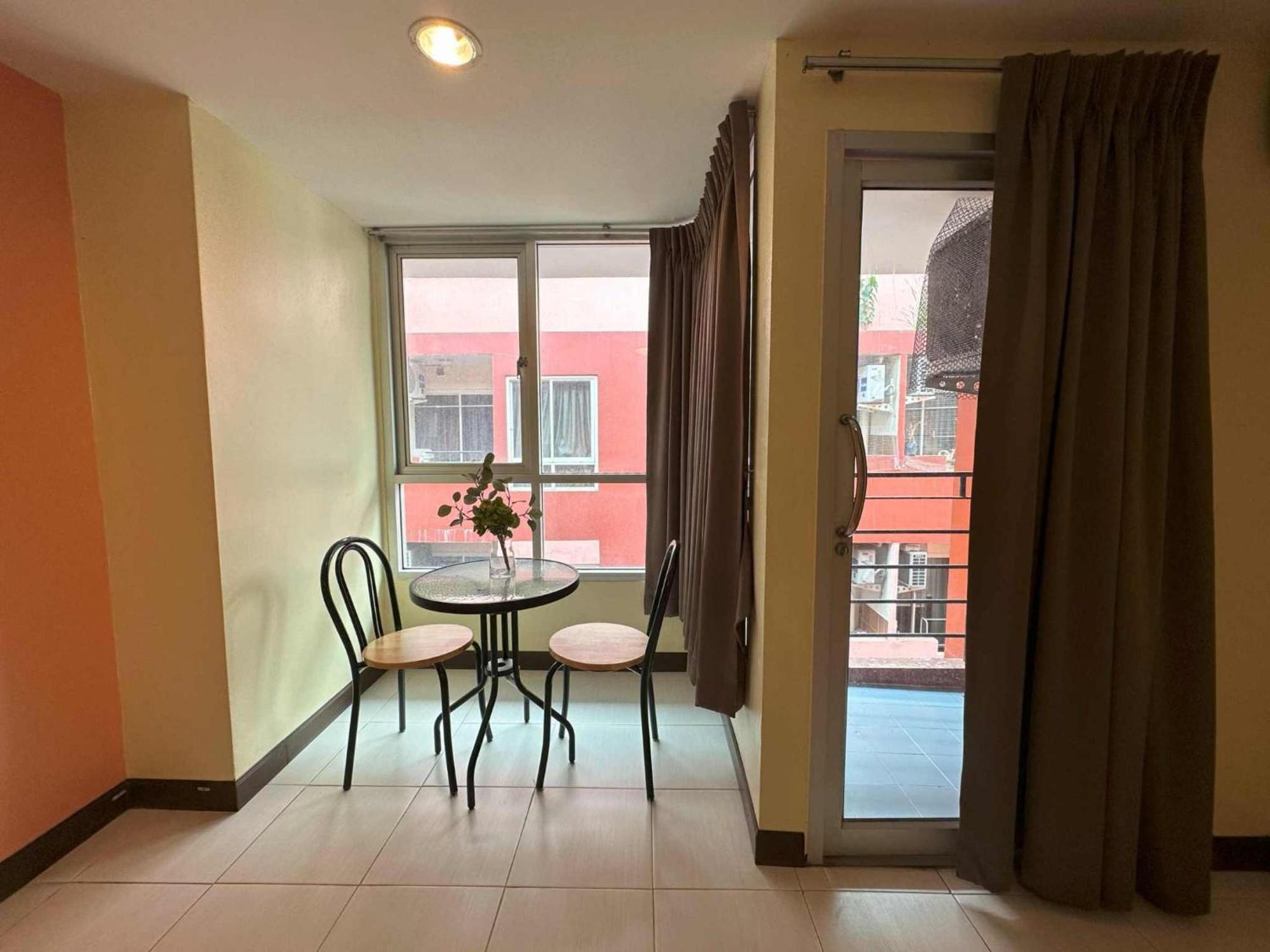 Aryan Suites Hotel Bangkok Bagian luar foto