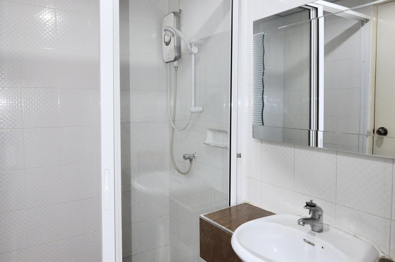 Aryan Suites Hotel Bangkok Bagian luar foto